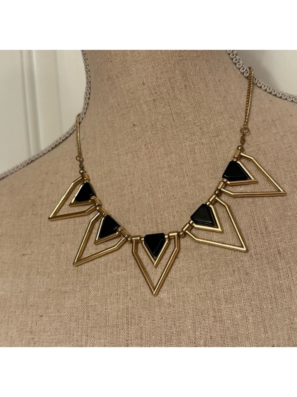 VINTAGE NECKLACE GOLD TONE BLACK TRIANGLES 18”